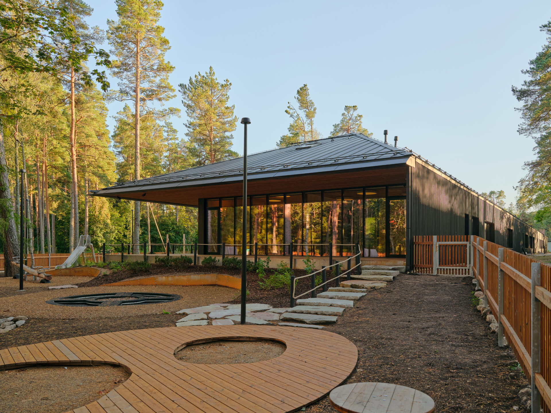 Iga-aastasel rahvusvahelisel puitarhitektuuri konverentsil kuulutati 23. korda välja Eesti aasta puitehitis, milleks on arhitektuuribüroo Kolm Pluss Üks arhitek